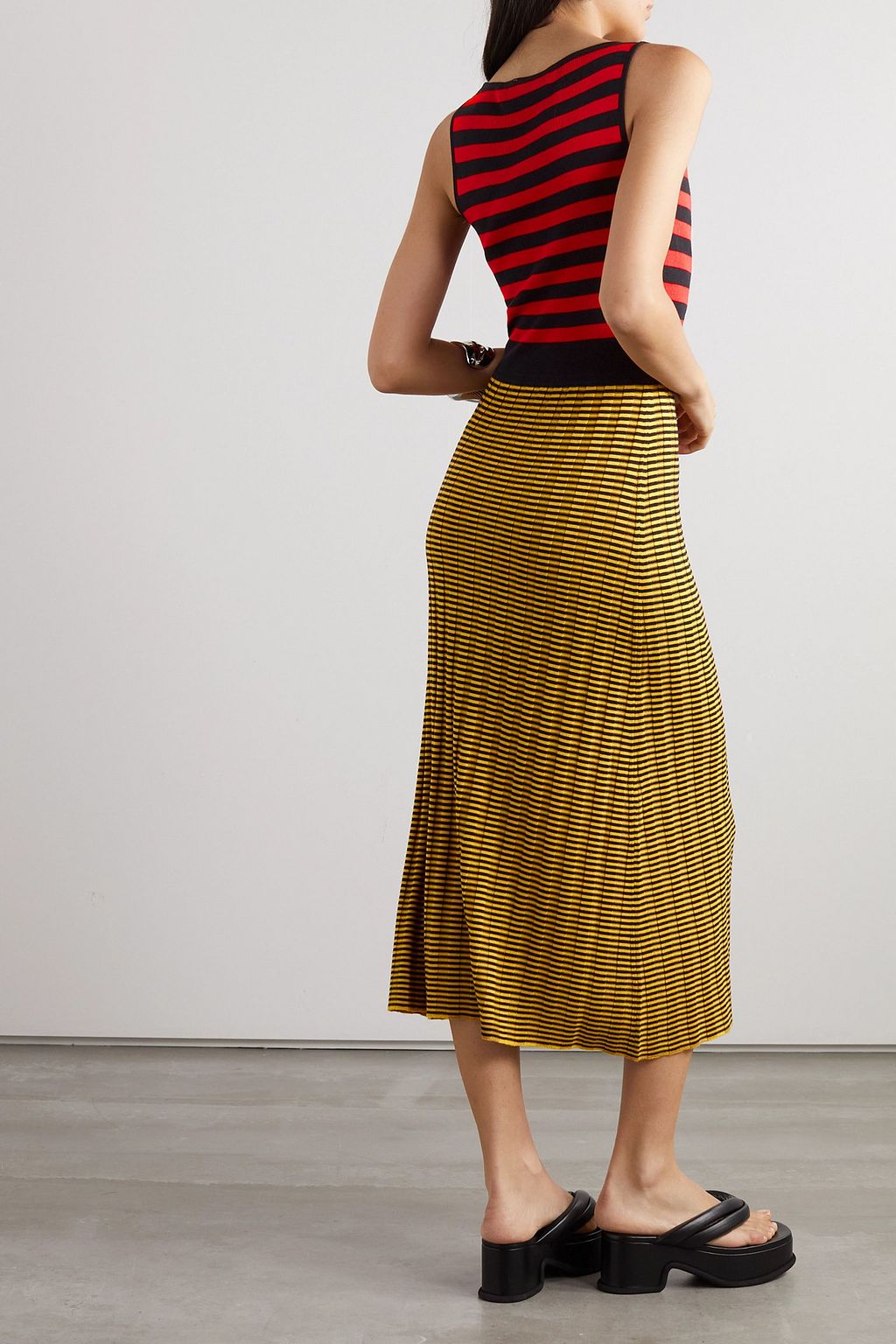 PROENZA SCHOULER PSWL فستان متوسط الطول بحبكة مضلّعة بتصميم مخطط