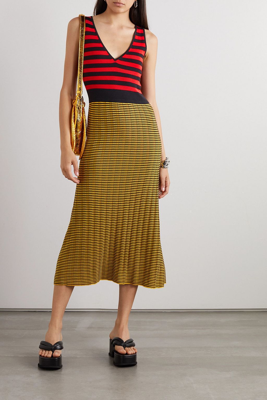 PROENZA SCHOULER PSWL فستان متوسط الطول بحبكة مضلّعة بتصميم مخطط