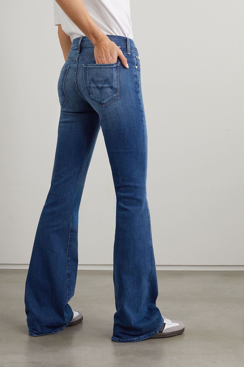 MOTHER جينز Down Low Weekender Heel بحواف واسعة وخصر منخفض الارتفاع