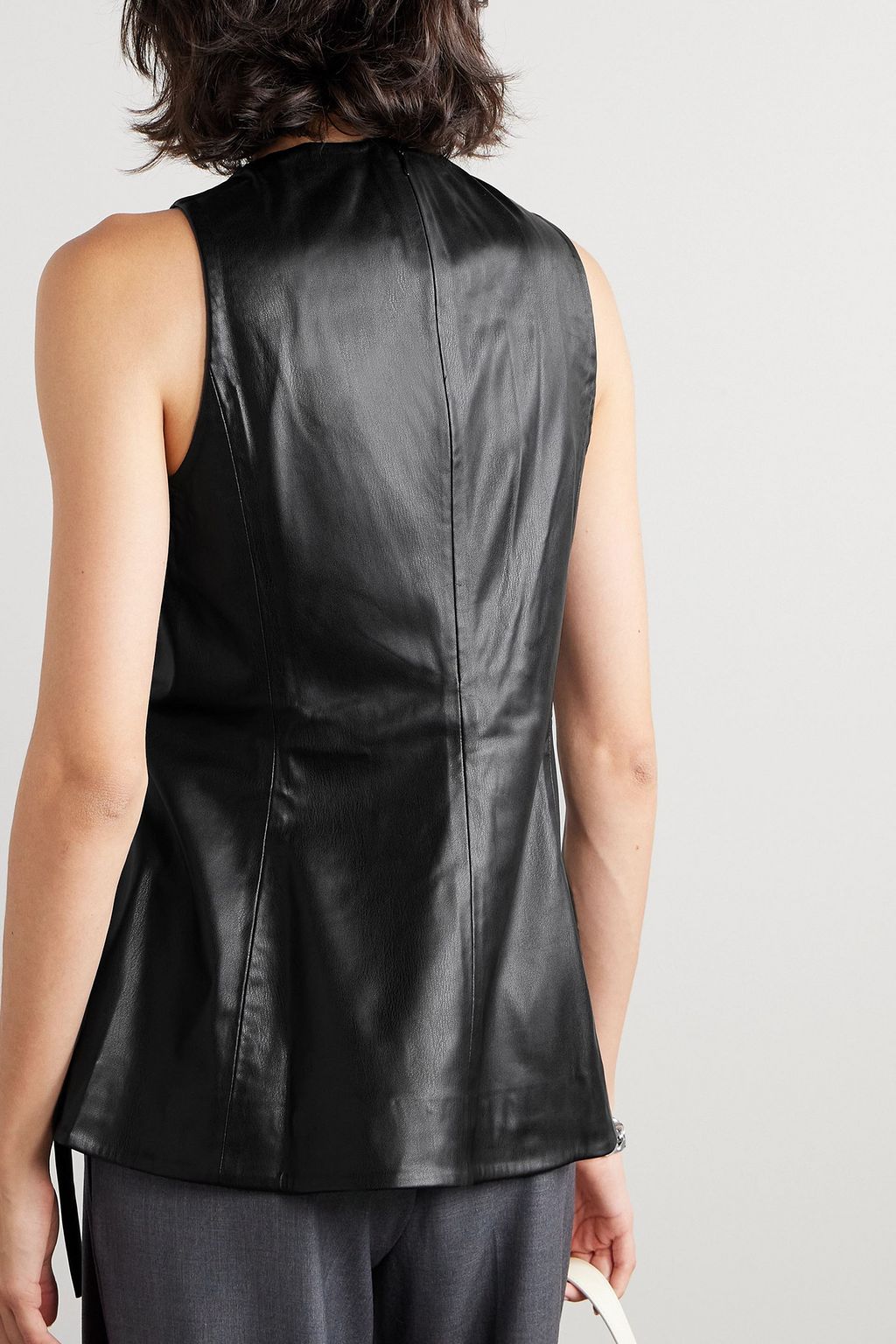 PROENZA SCHOULER PSWL بلوزة من الجلد الصناعي بتأثير مزموم