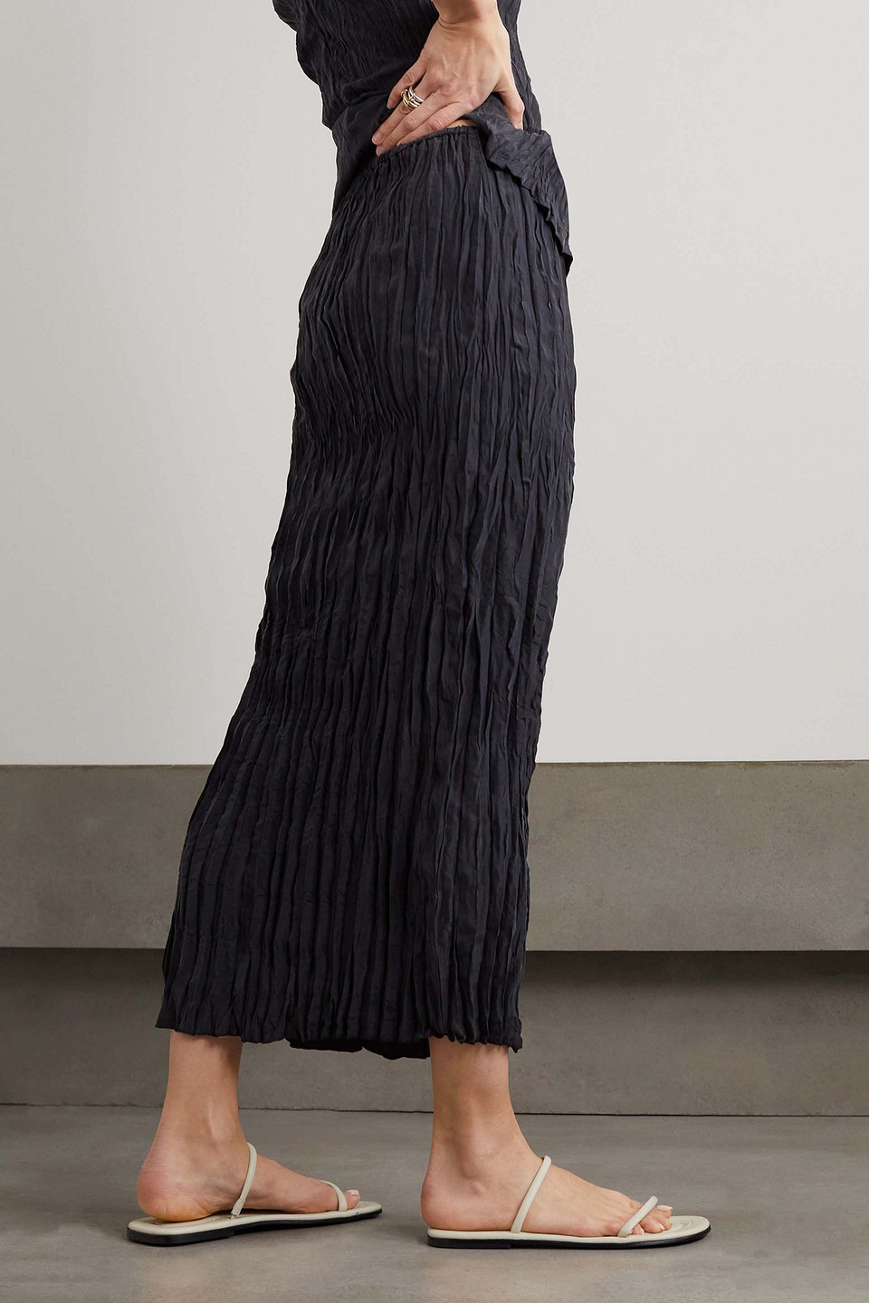 Totême Crinkled Silk-twill Midi Skirt In Black