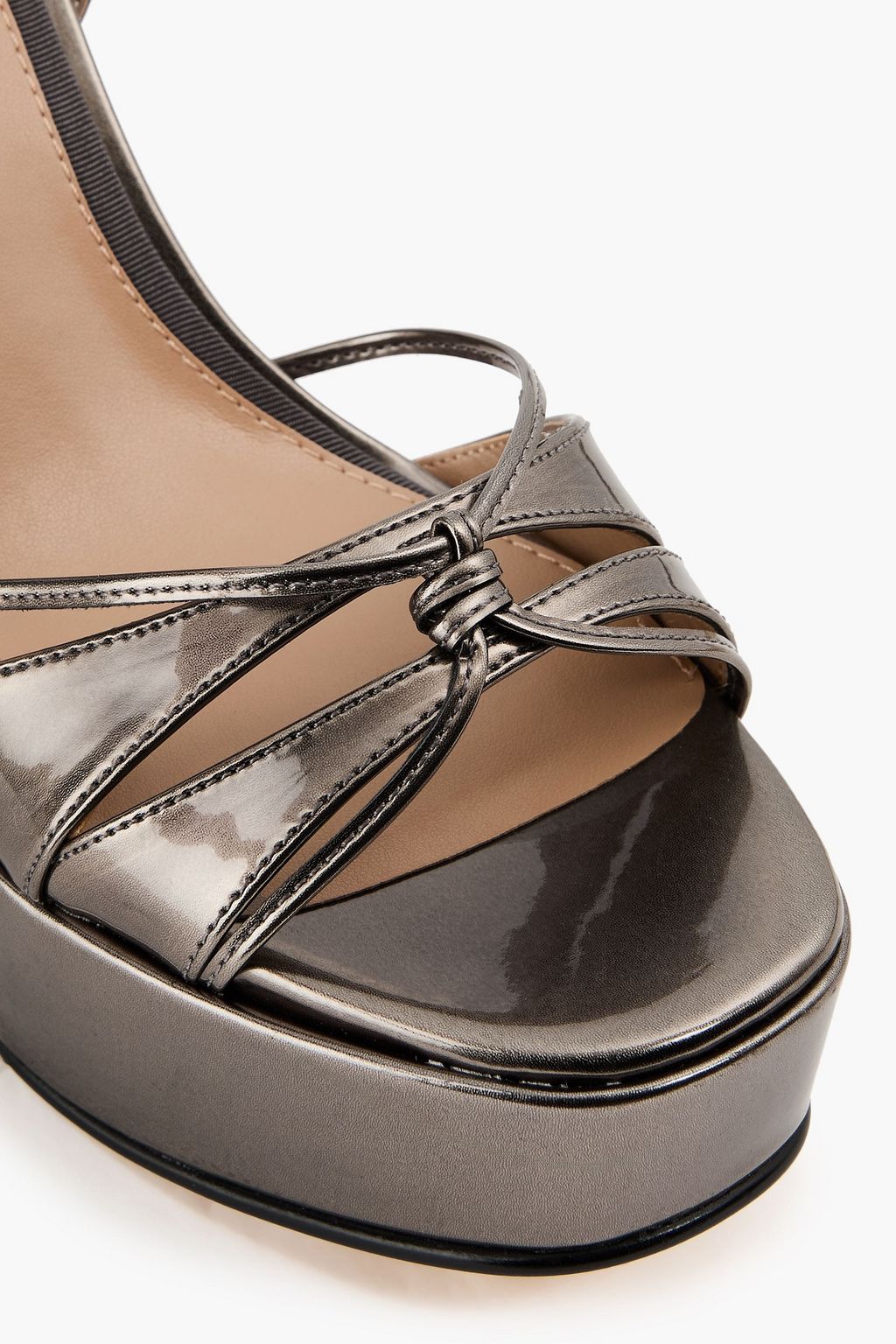 SAM EDELMAN صندل Kamille بنعل سميك من الجلد الصناعي اللامع بلون معدني