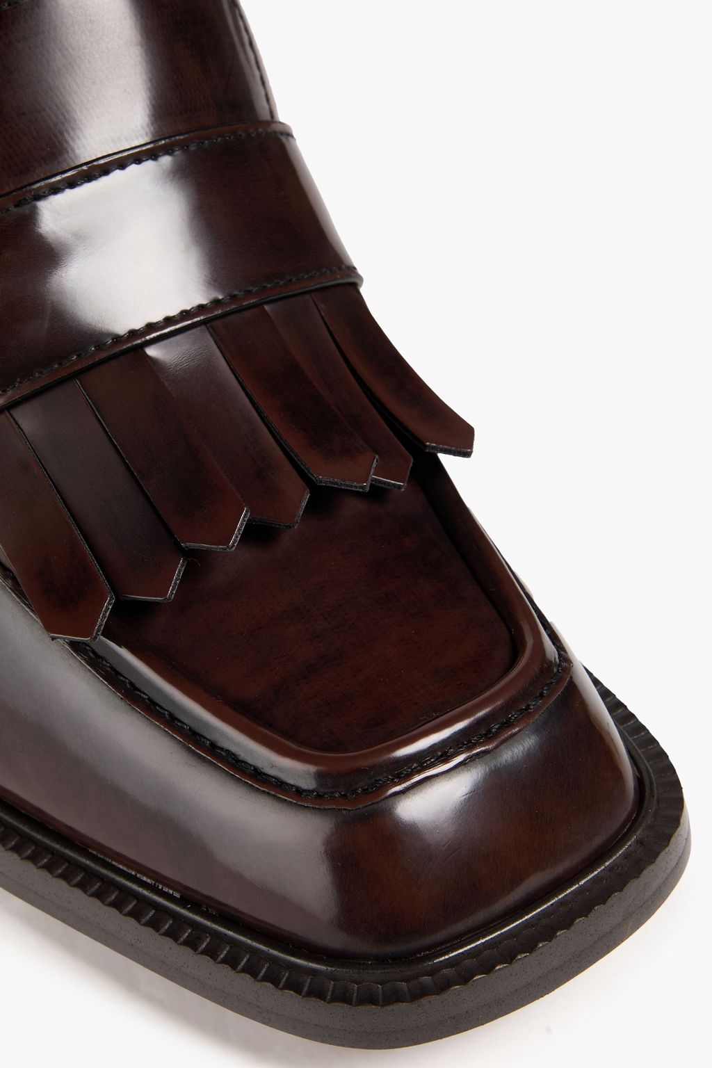 SAM EDELMAN حذاء بكعب عالٍ «كوينلي» من الجلد الاصطناعي اللامع والمزيّن