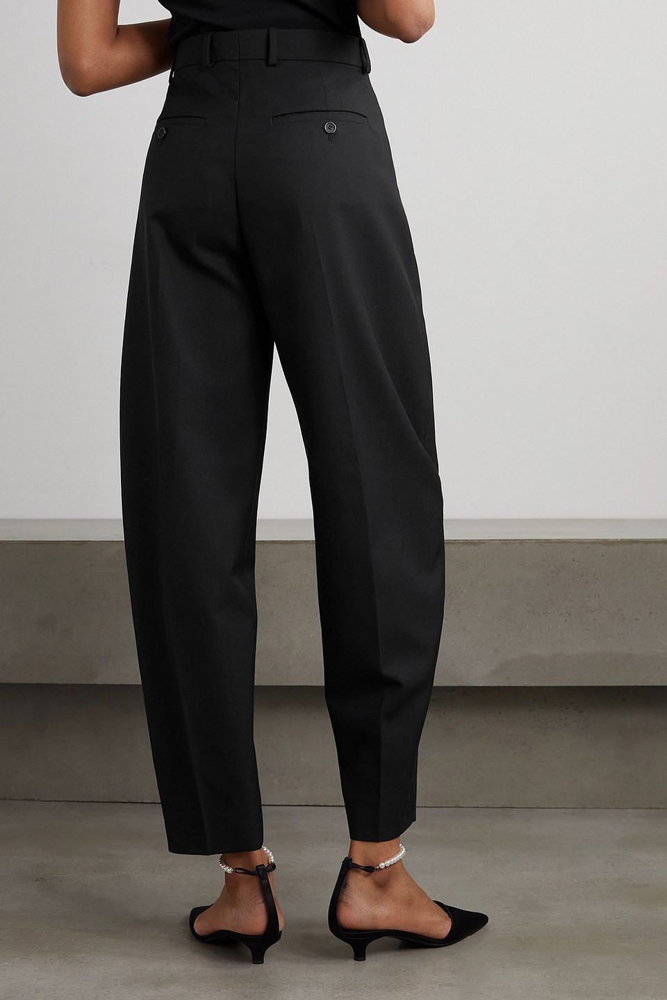 Totême Pleated Woven Tapered Pants In Black