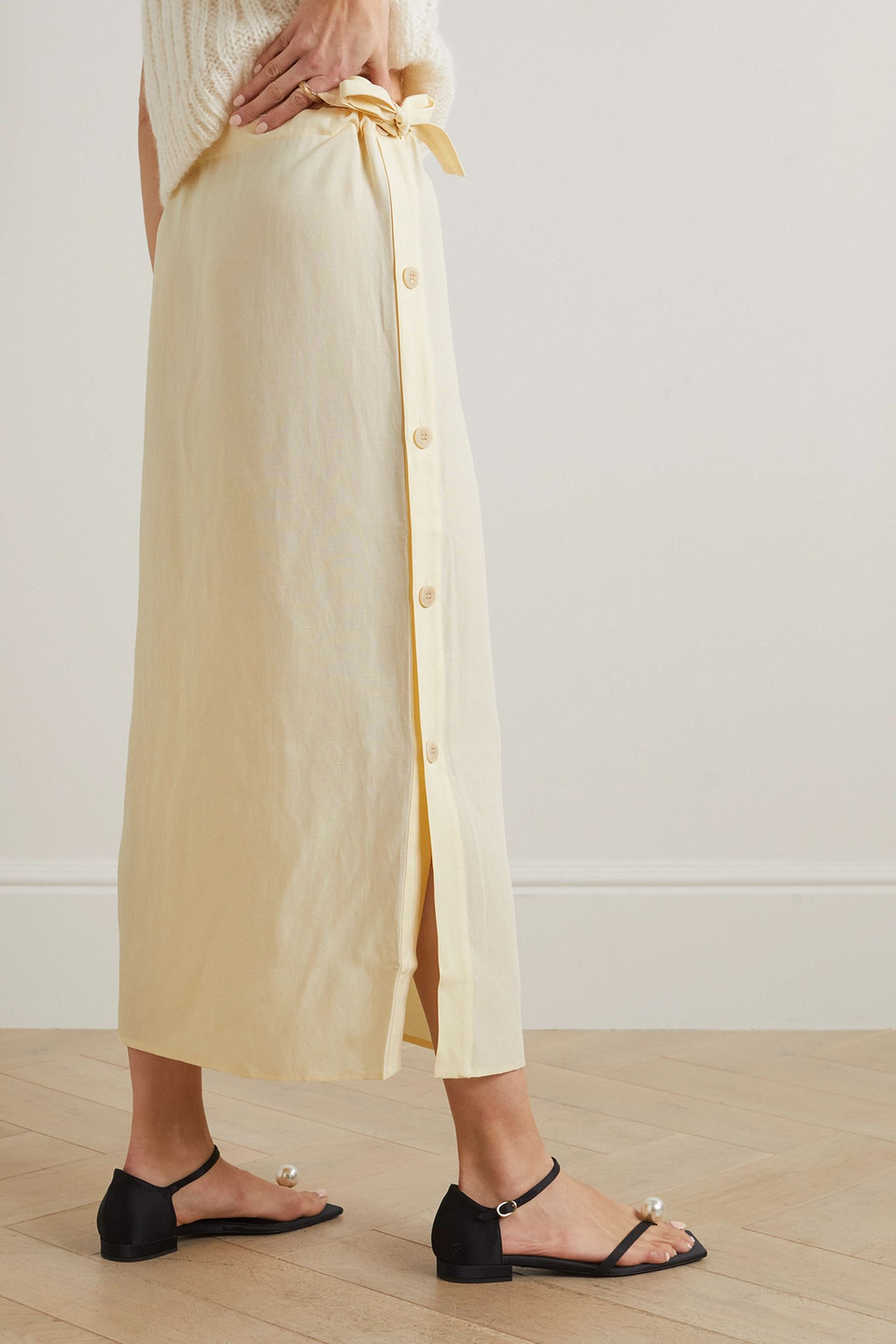 TOTÊME BUTTON-DETAILED TENCEL™ LYOCELL AND LINEN-BLEND MIDI SKIRT