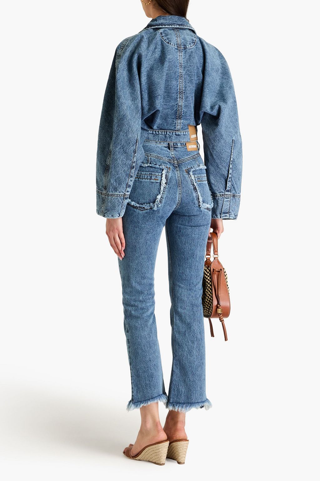 JACQUEMUS جينز بقصّة بوت كت وخصر مرتفع وحواف منسّلة