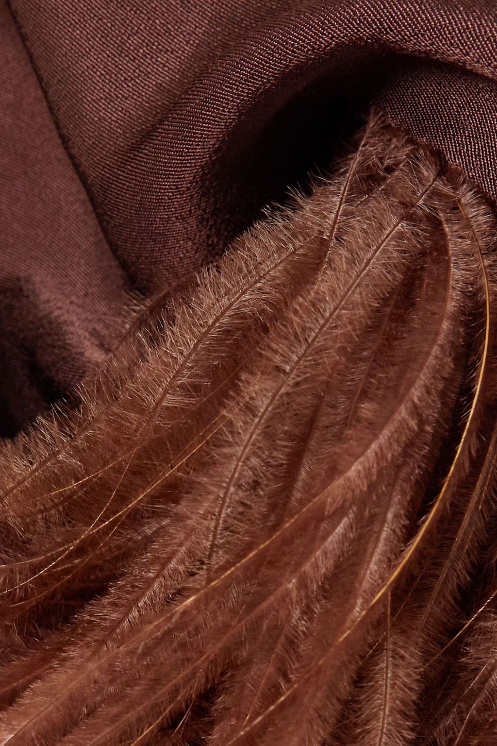 VINCE. Neckholder-Maxikleid aus Satin mit Federn