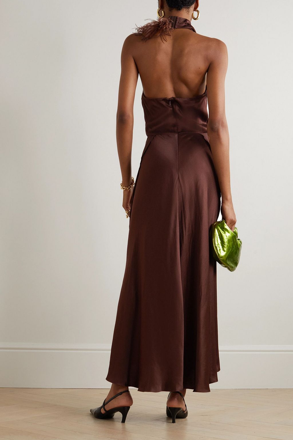 VINCE. Neckholder-Maxikleid aus Satin mit Federn