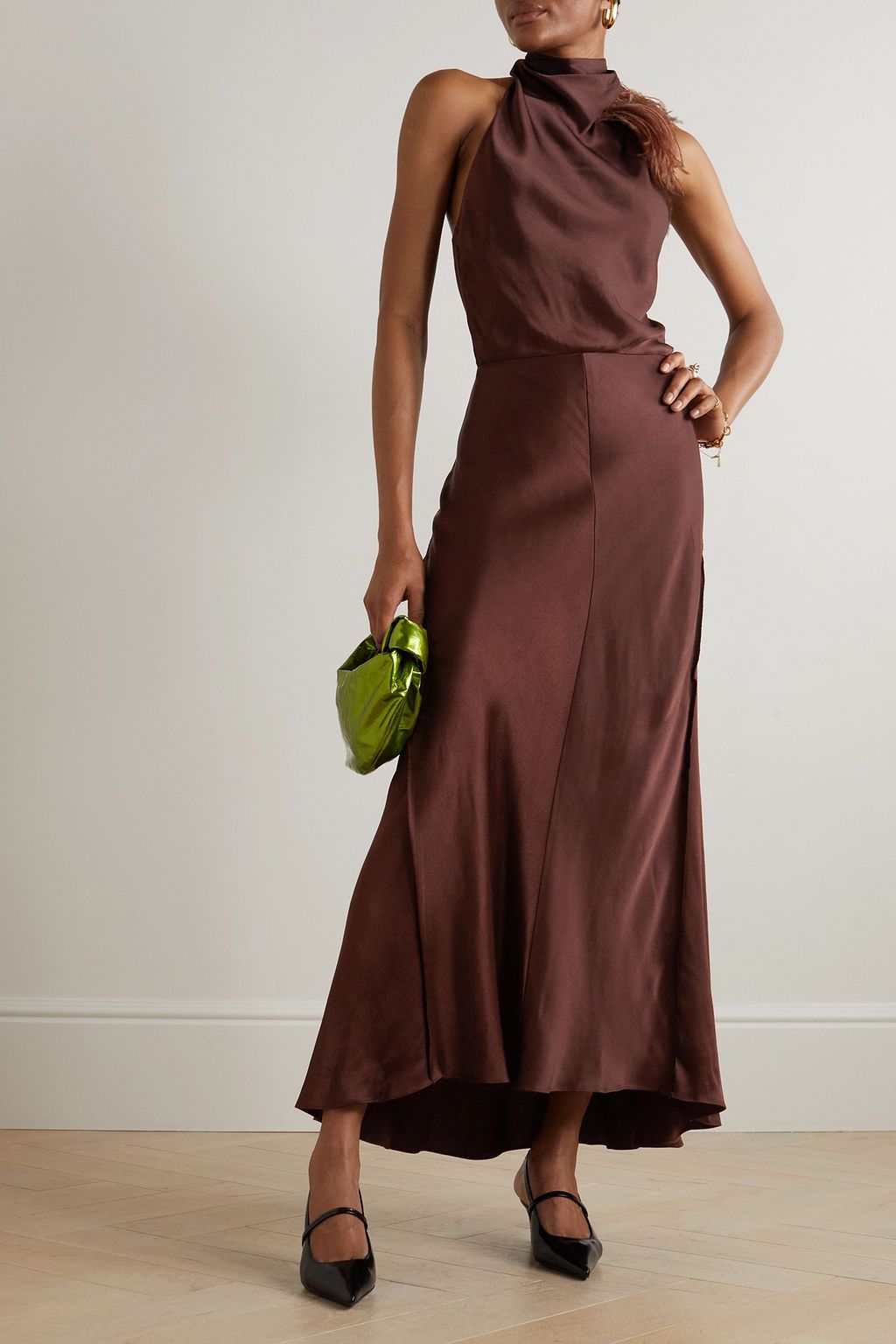 VINCE. Neckholder-Maxikleid aus Satin mit Federn