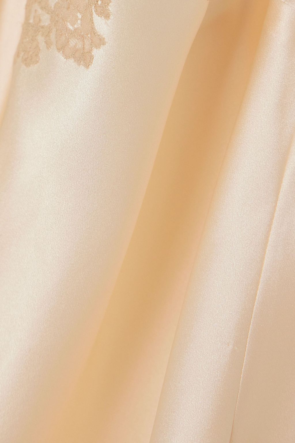 CARINE GILSON كاميسول مصنوع من حرير ساتان بحواف من الدانتيل