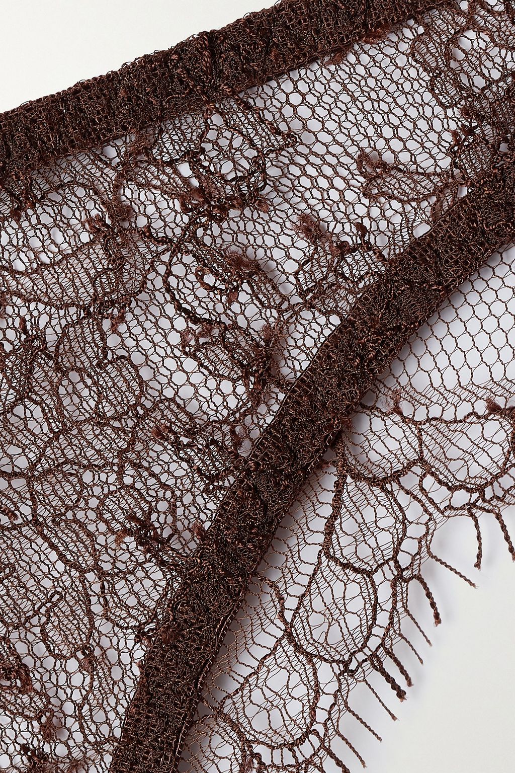COCO DE MER ثونغ Mickalene من الدانتيل بحاشية من الساتان