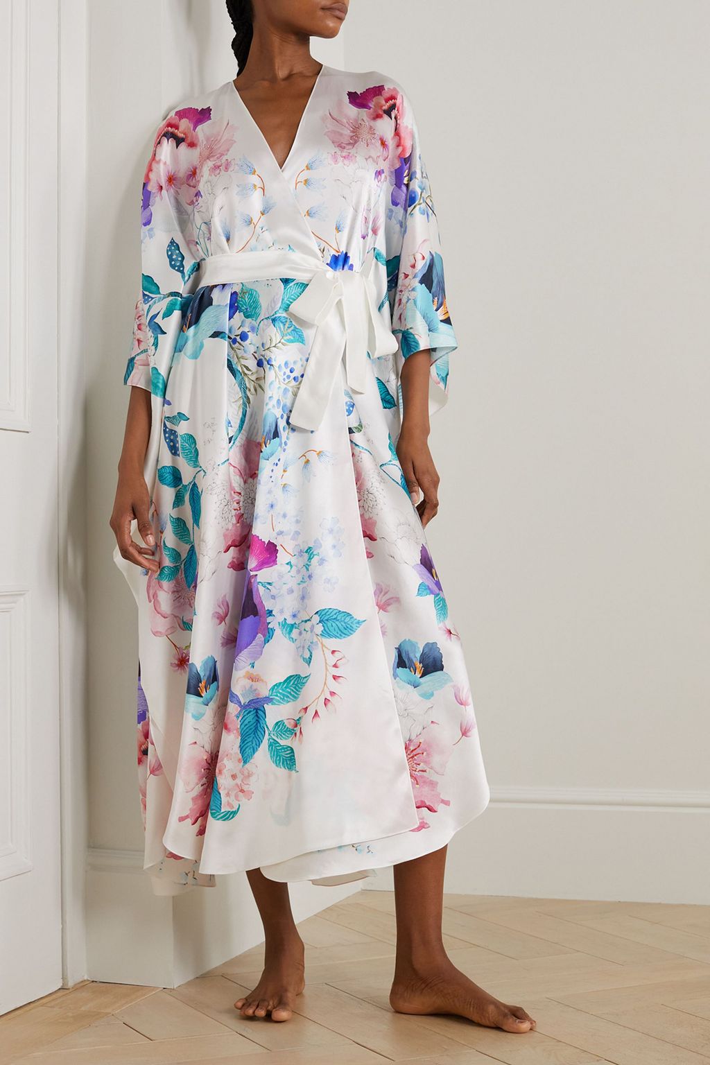 MENG Morgenmantel aus Seidensatin mit Blumenprint und Bindegürtel