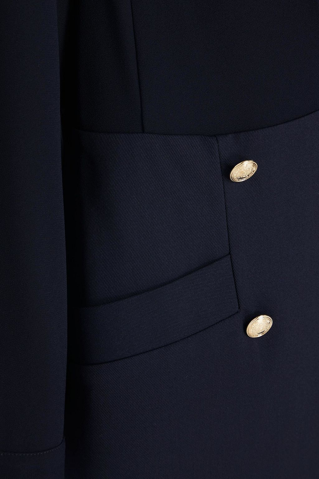 CLAUDIE PIERLOT فستان قصير من الكريب والتويل بتصميم مضلّع وملتف وبصفين من الأزرار