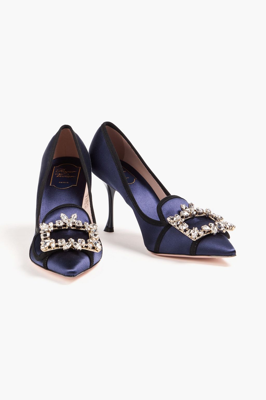 ROGER VIVIER حذاء بكعب عالٍ من الساتان مزيّن بدبوس بروش