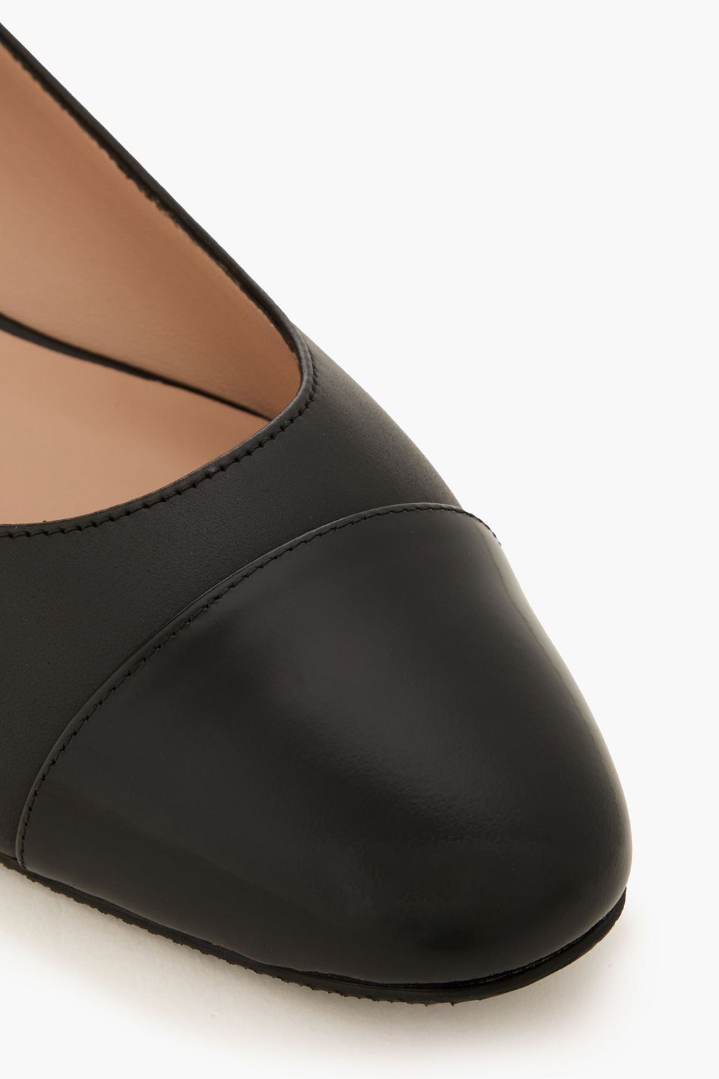 STUART WEITZMAN حذاء باليرينا مسطح من جلد أملس ولامع ومزين باللؤلؤ الصناعي