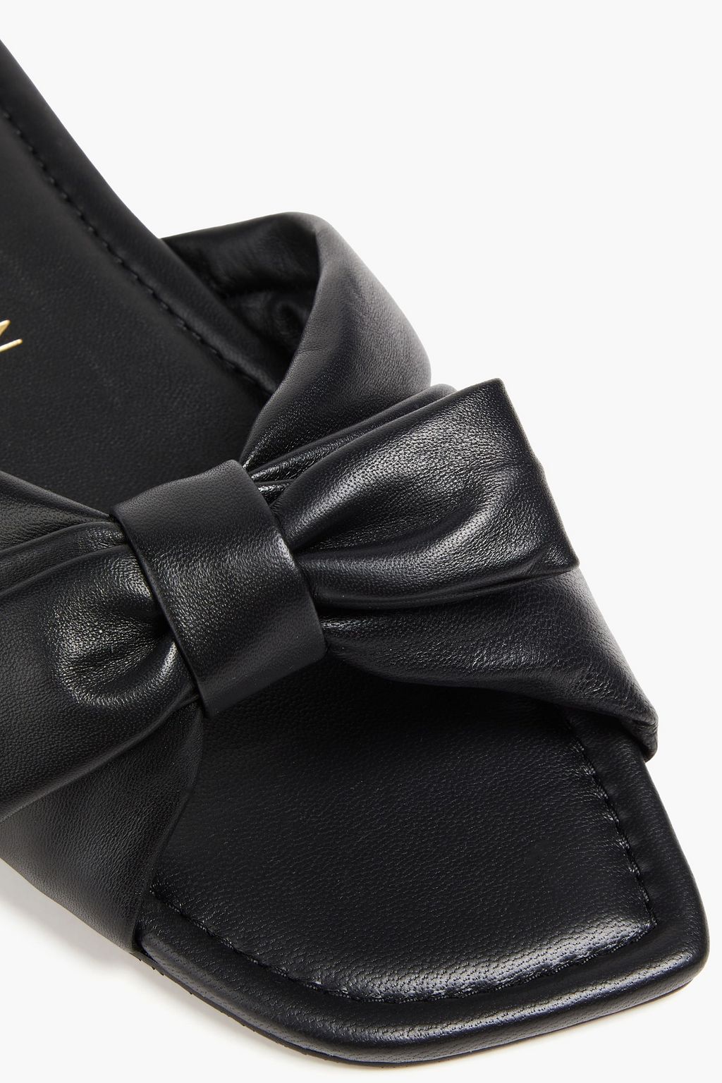STUART WEITZMAN حذاء سلايد "صوفيا" مصنوع من الجلد ومزين بربطة على شكل فراشة
