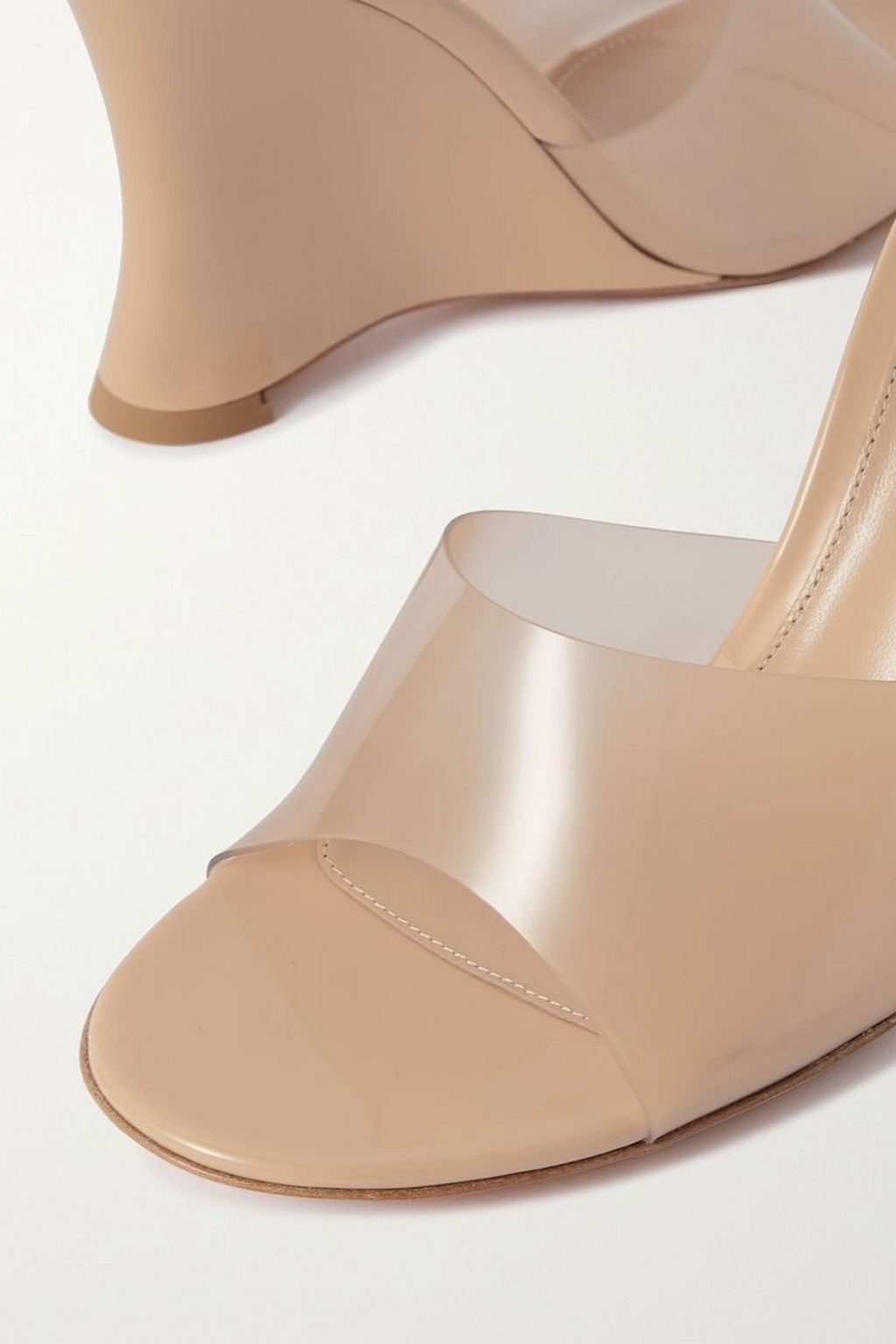 GIANVITO ROSSI صندل Futura بكعب ويدج من البلاستيك الشفاف والجلد اللامع بكعب بارتفاع 95 مم