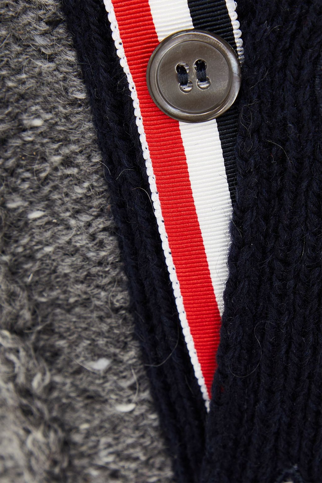 THOM BROWNE كارديغان من مزيج الموهير والصوف بحبكة مجدولة وبتصميم مخطط