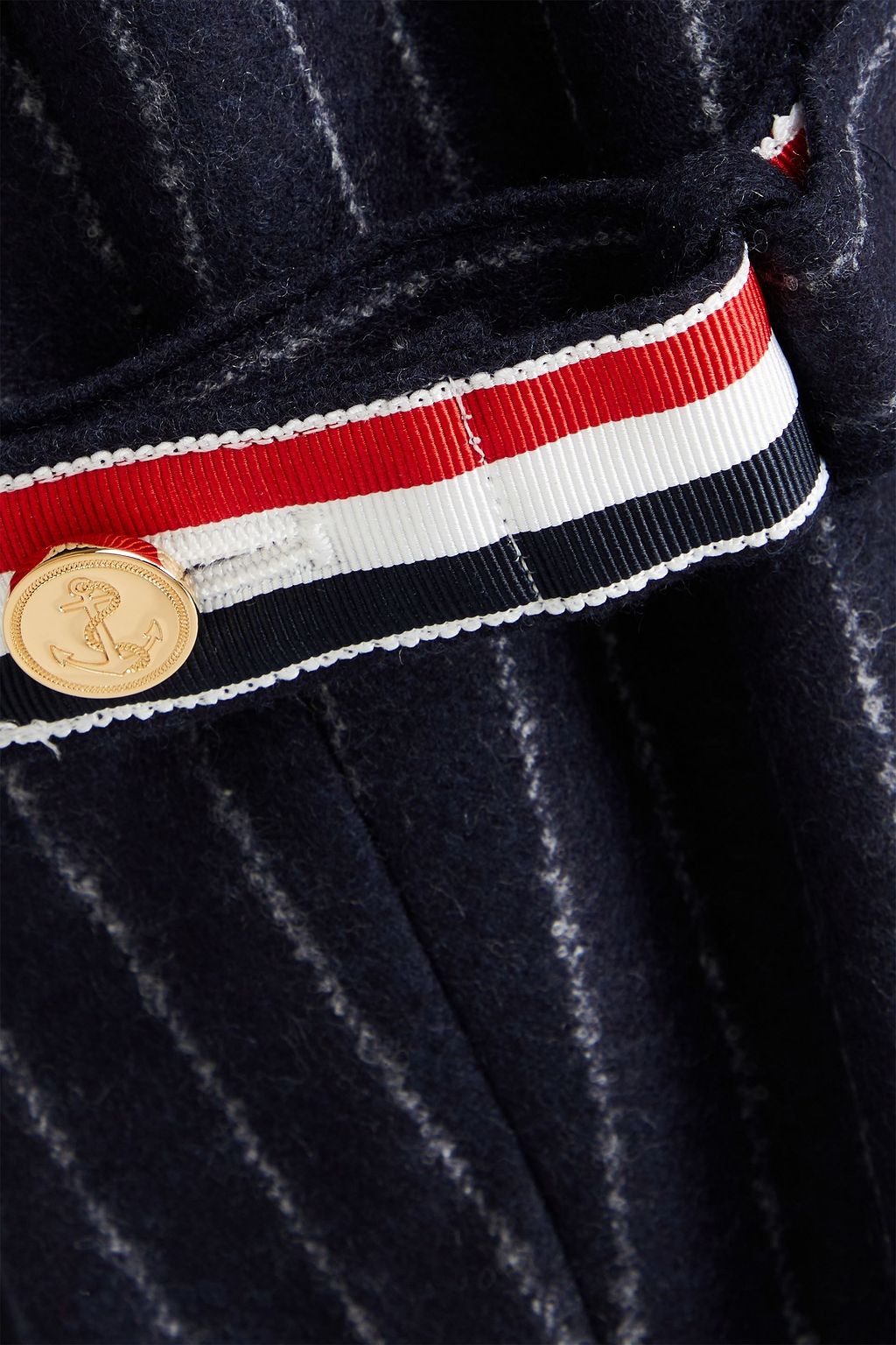 THOM BROWNE معطف من اللبّاد الصوفي بتصميم مقلّم