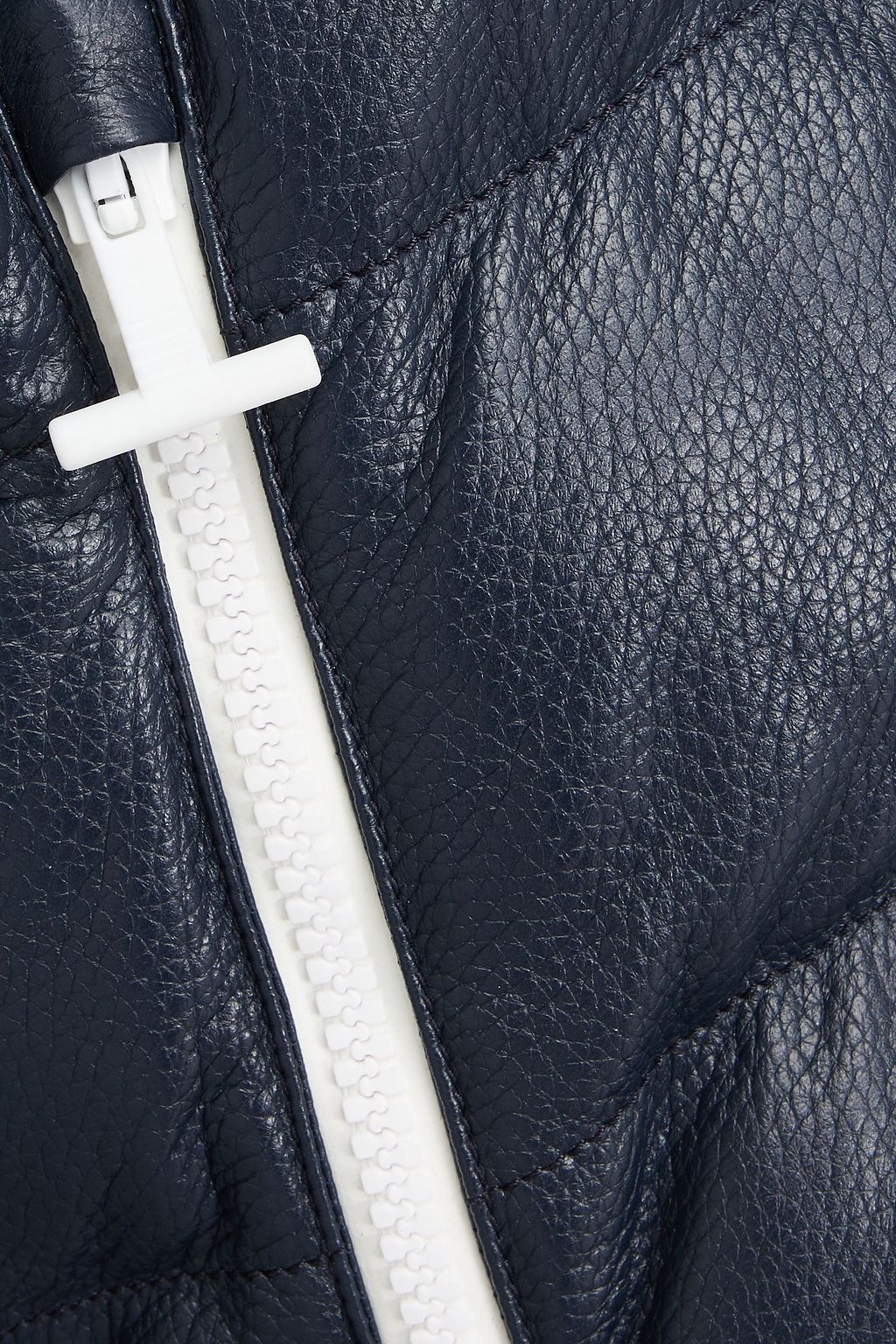 THOM BROWNE Skijacke aus gestepptem Narbenleder mit Kapuze und Daunenfüllung