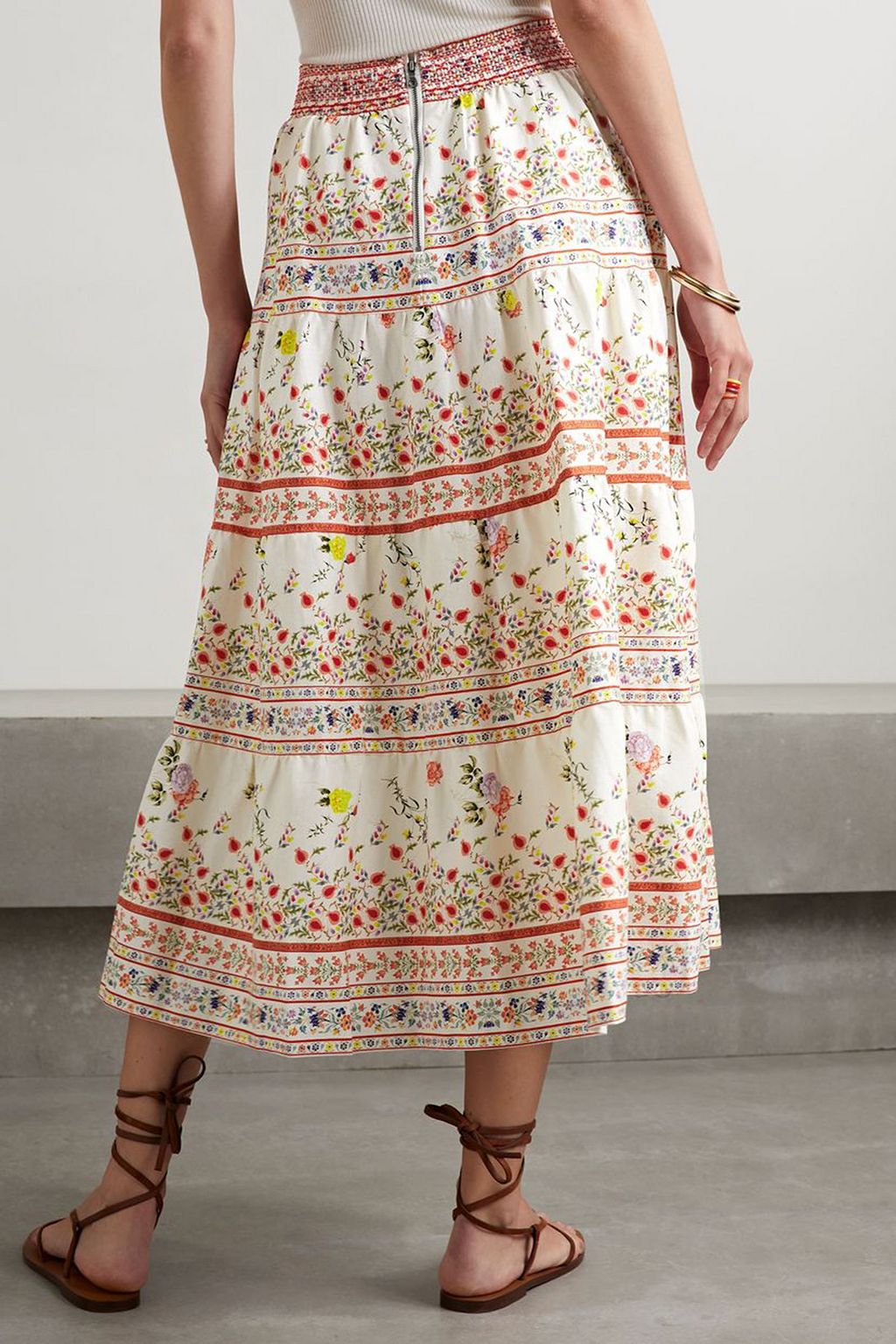 ALICE + OLIVIA تنورة متوسطة الطول Melony متدرجة الطبقات من مزيجٍ من الكتّان بطبعة أزهار