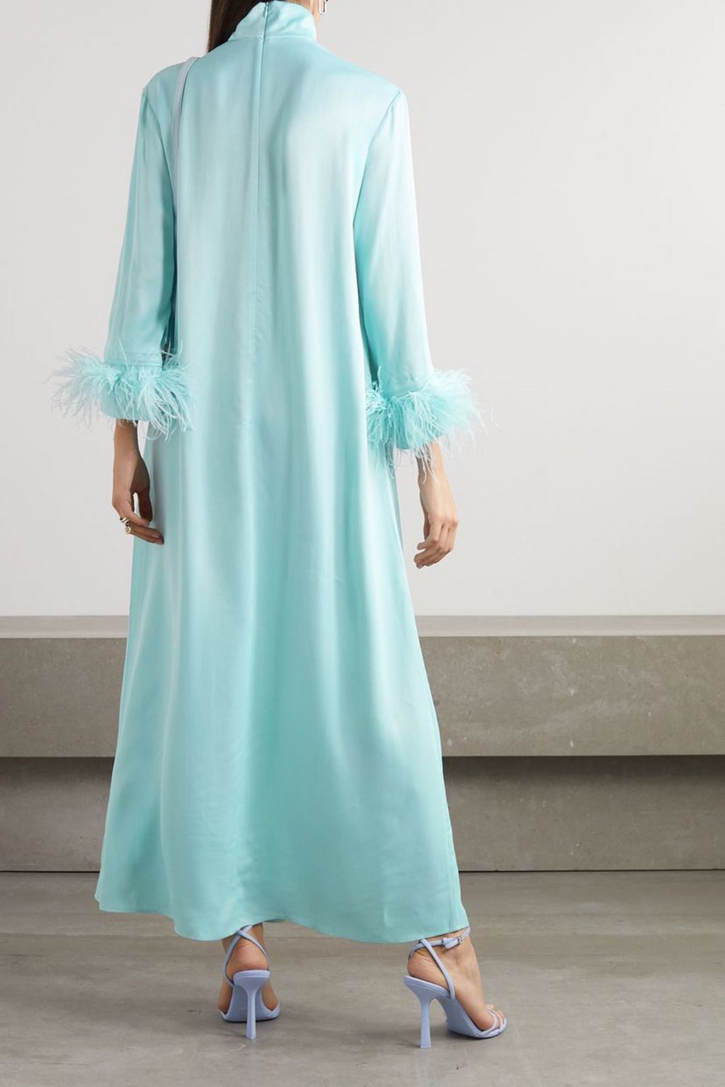 SLEEPER Maxikleid aus Crêpe mit Stehkragen und Federn