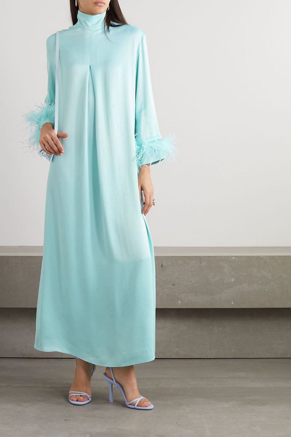 SLEEPER Maxikleid aus Crêpe mit Stehkragen und Federn