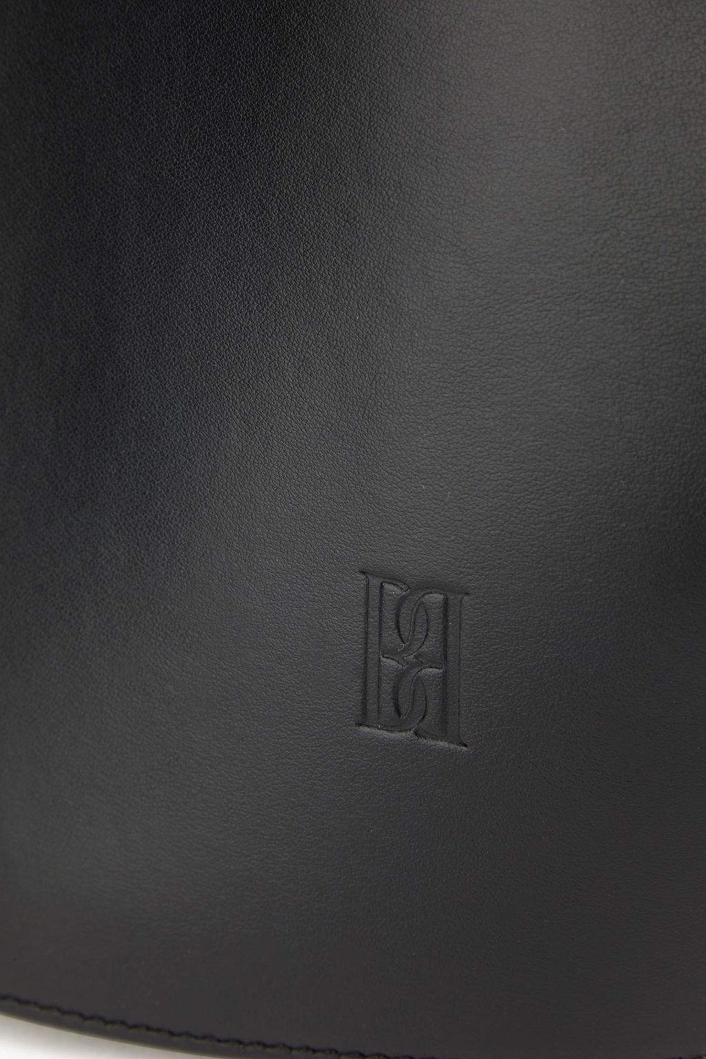 BY MALENE BIRGER Oblas Beuteltasche aus Leder