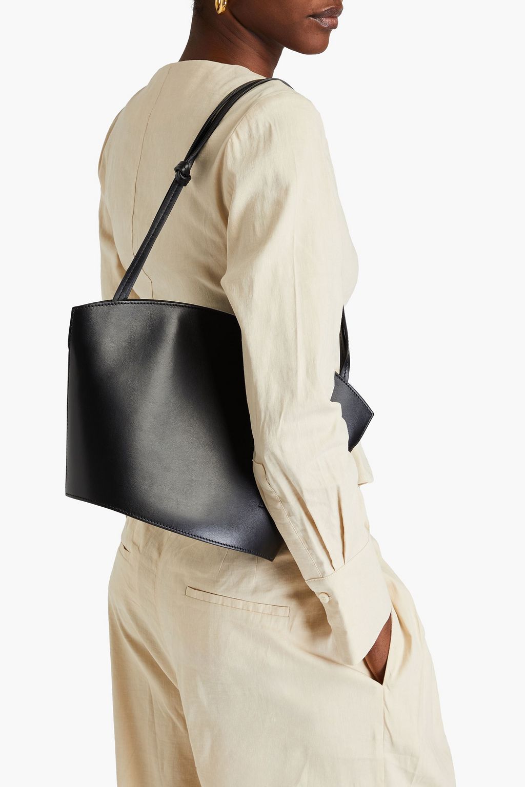 BY MALENE BIRGER Oblas Beuteltasche aus Leder