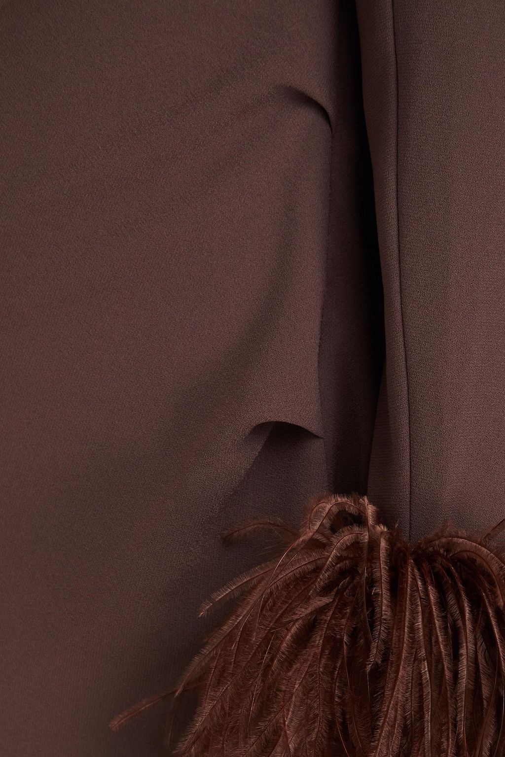 16ARLINGTON Minikleid aus Crêpe mit asymmetrischer Schulterpartie und Federverzierung