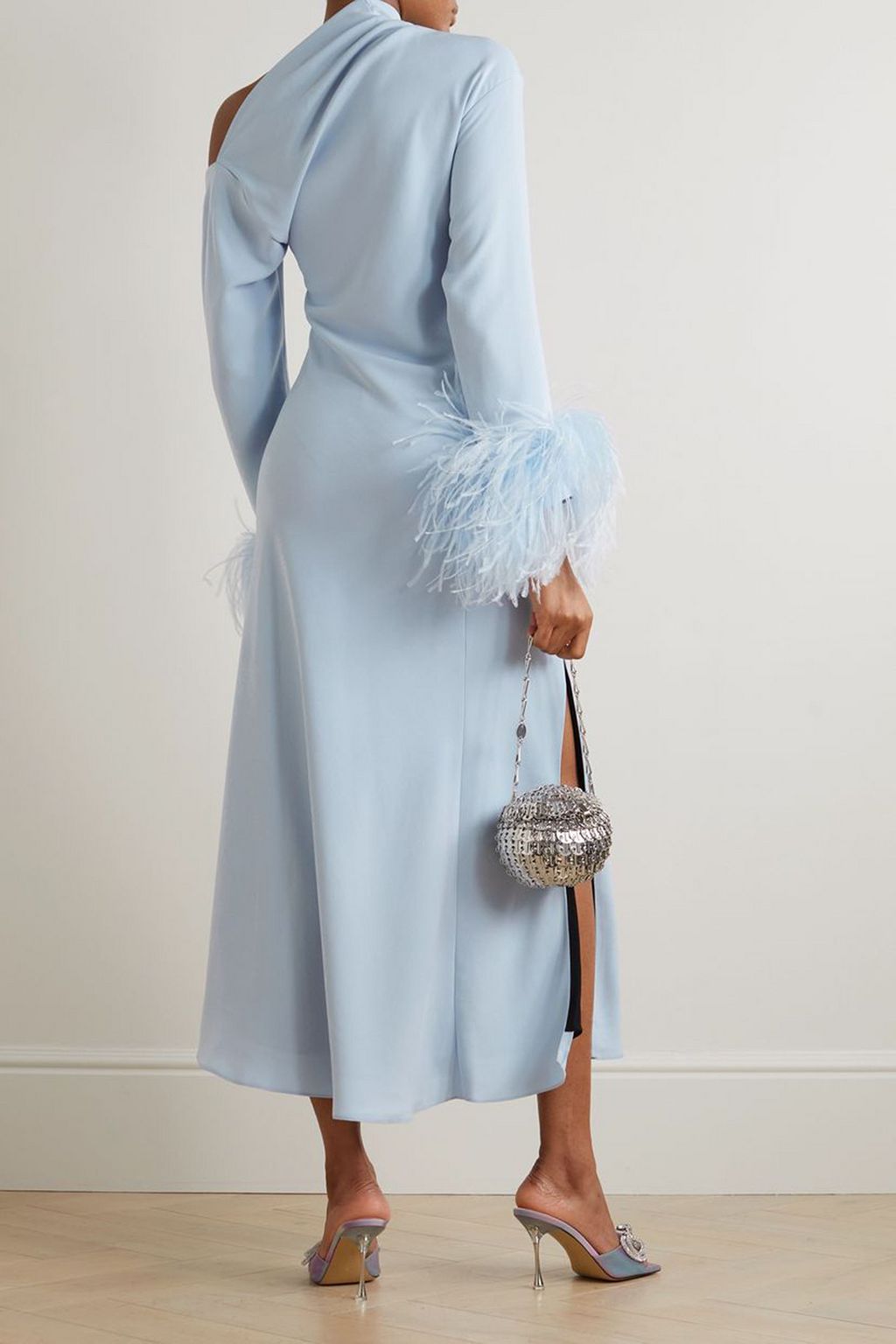 16ARLINGTON Adelaide asymmetrisches Midikleid aus Crêpe mit Federn