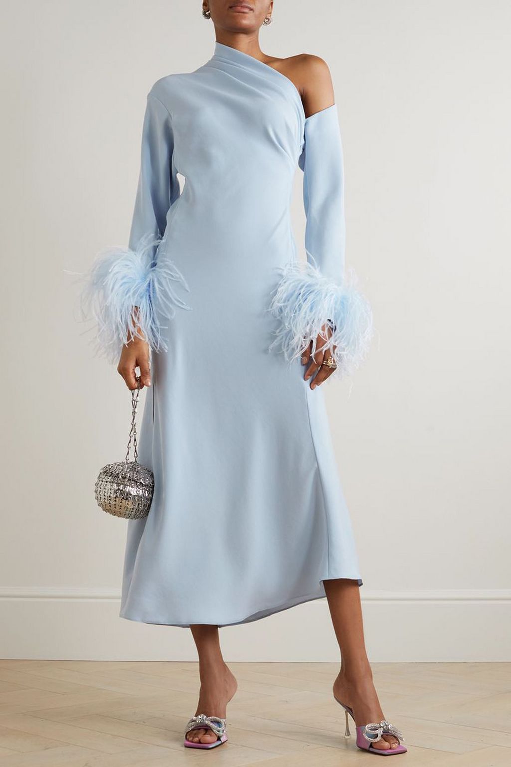 16ARLINGTON Adelaide asymmetrisches Midikleid aus Crêpe mit Federn