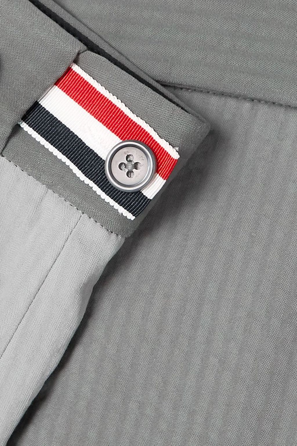 THOM BROWNE تنورة قصيرة من قطن سيرساكر بأقسام متباينة الألوان