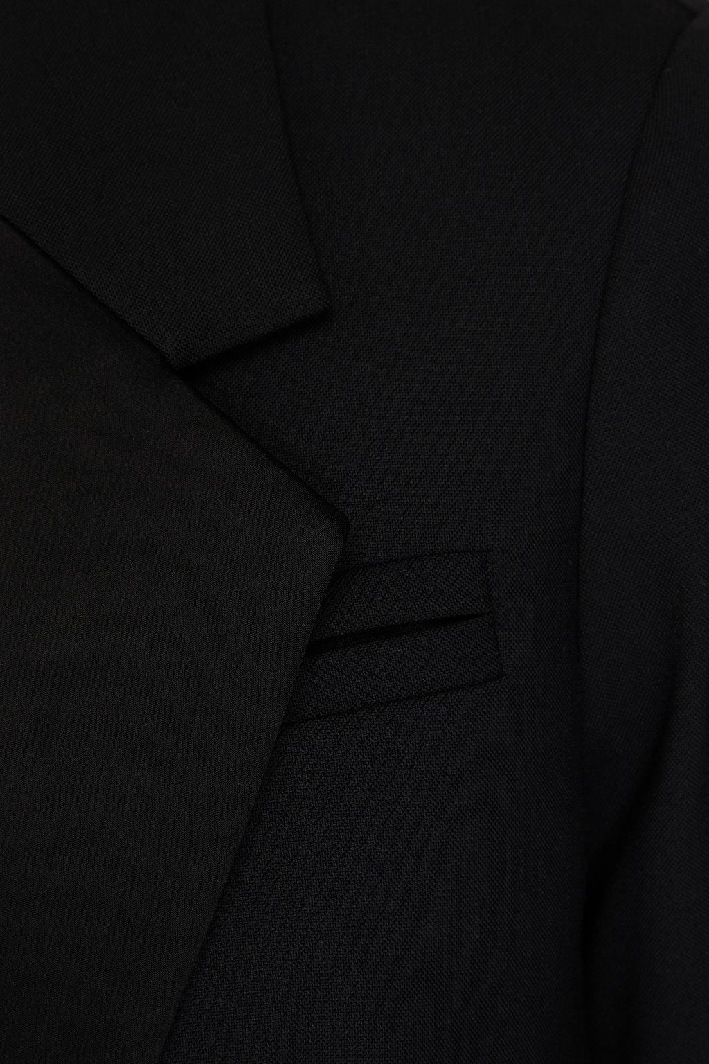 3.1 PHILLIP LIM بليزر قصير من الكريب بقِطع محاكة بجانب بعضها البعض من الساتان وبصفين من الأزرار