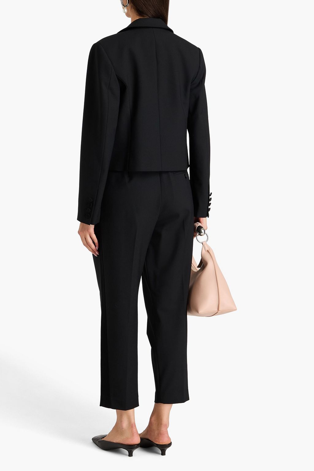 3.1 PHILLIP LIM بليزر قصير من الكريب بقِطع محاكة بجانب بعضها البعض من الساتان وبصفين من الأزرار