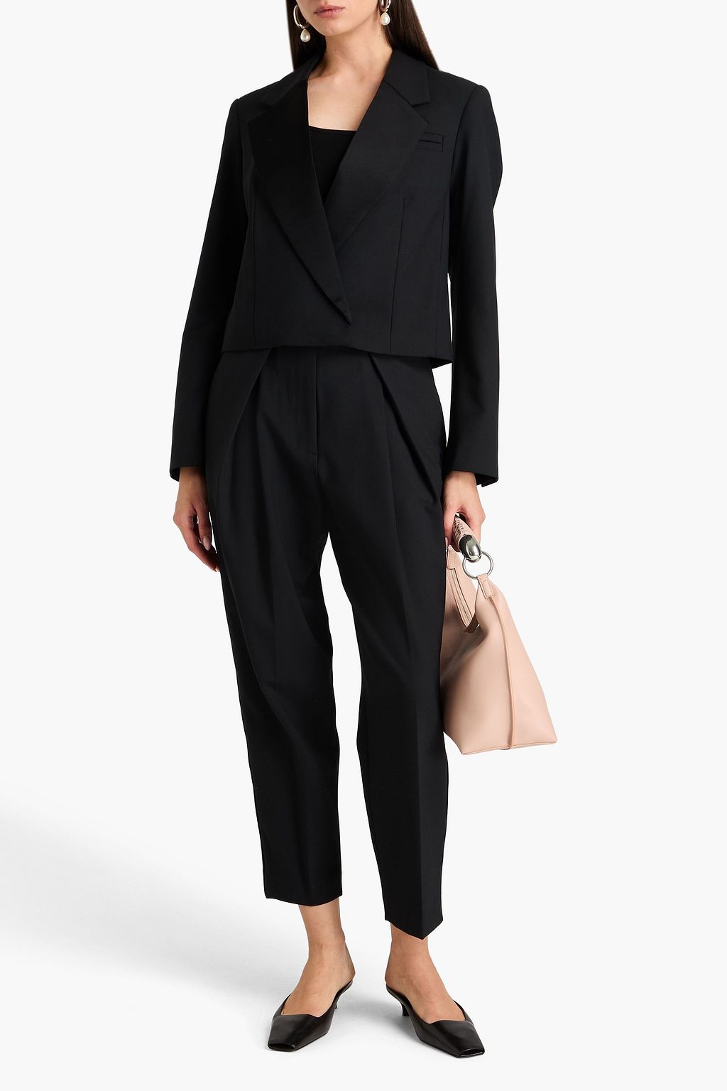 3.1 PHILLIP LIM بليزر قصير من الكريب بقِطع محاكة بجانب بعضها البعض من الساتان وبصفين من الأزرار