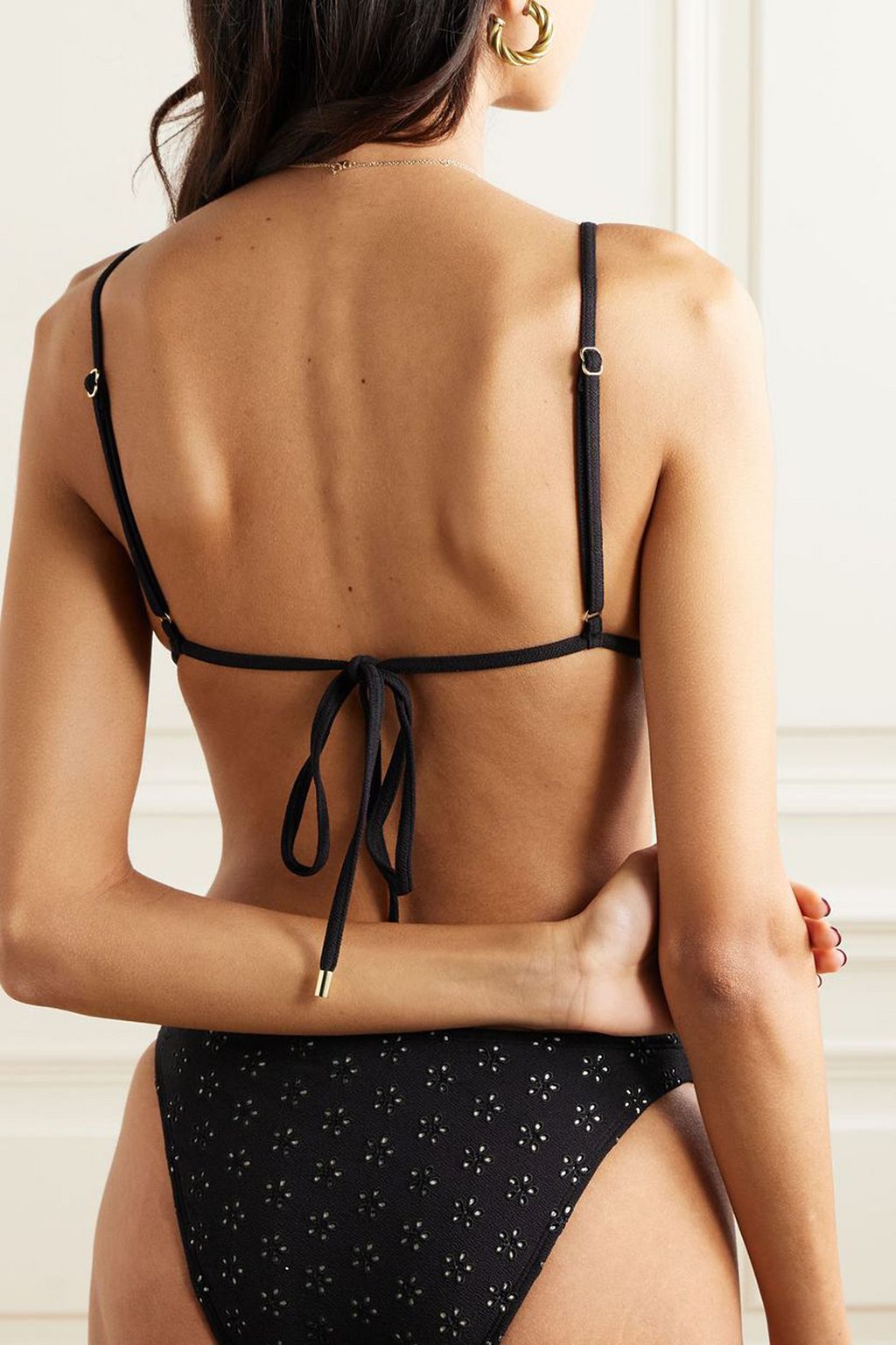 PEONY SWIMWEAR قطعة بيكيني علوية بقوالب مثلثة من نسيجٍ مُعاد تدويره بتطريز إنكليزي