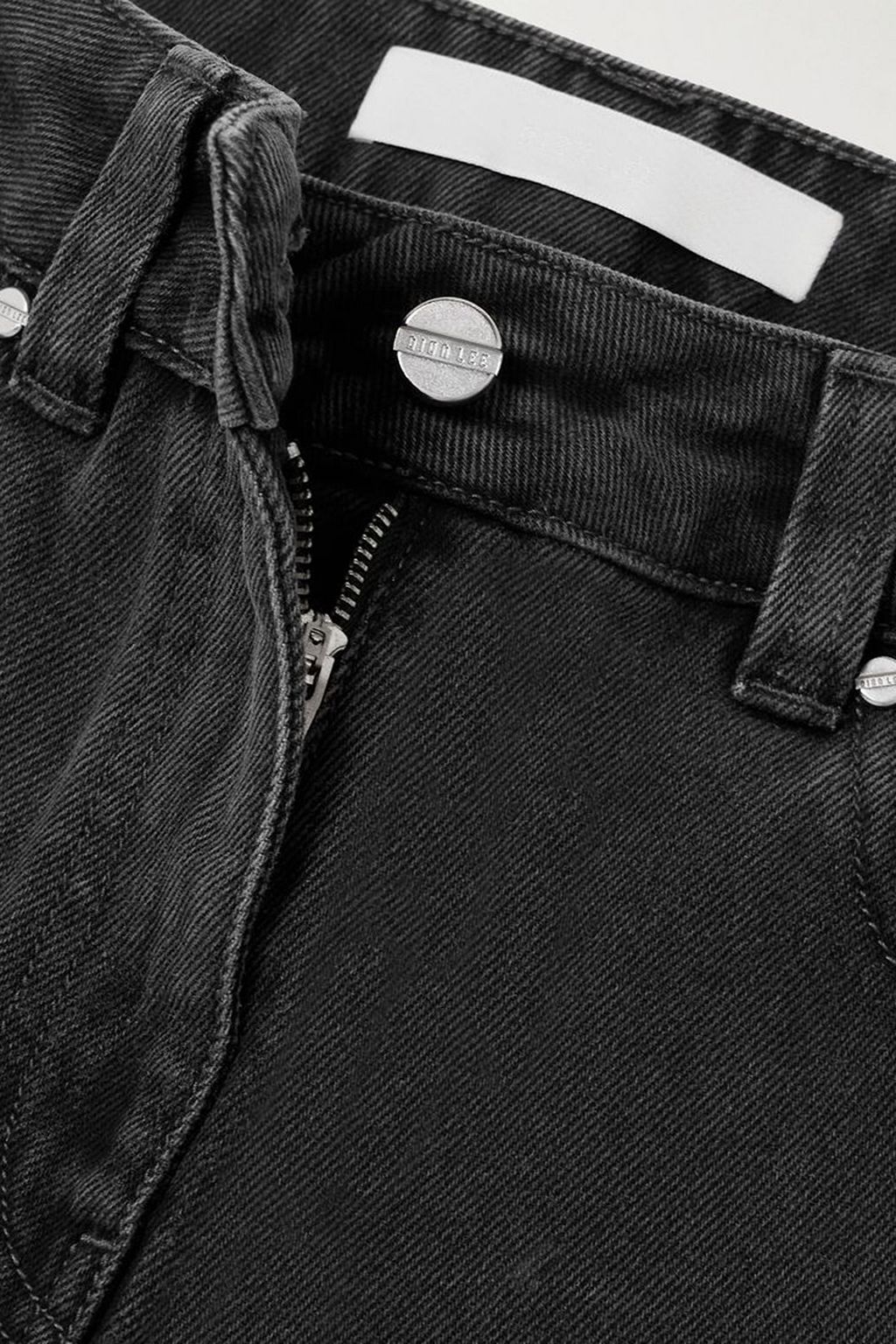 DION LEE بنطال جينز بخصر عالٍ وحواف واسعة من قطع محاكة بجانب بعضها البعض