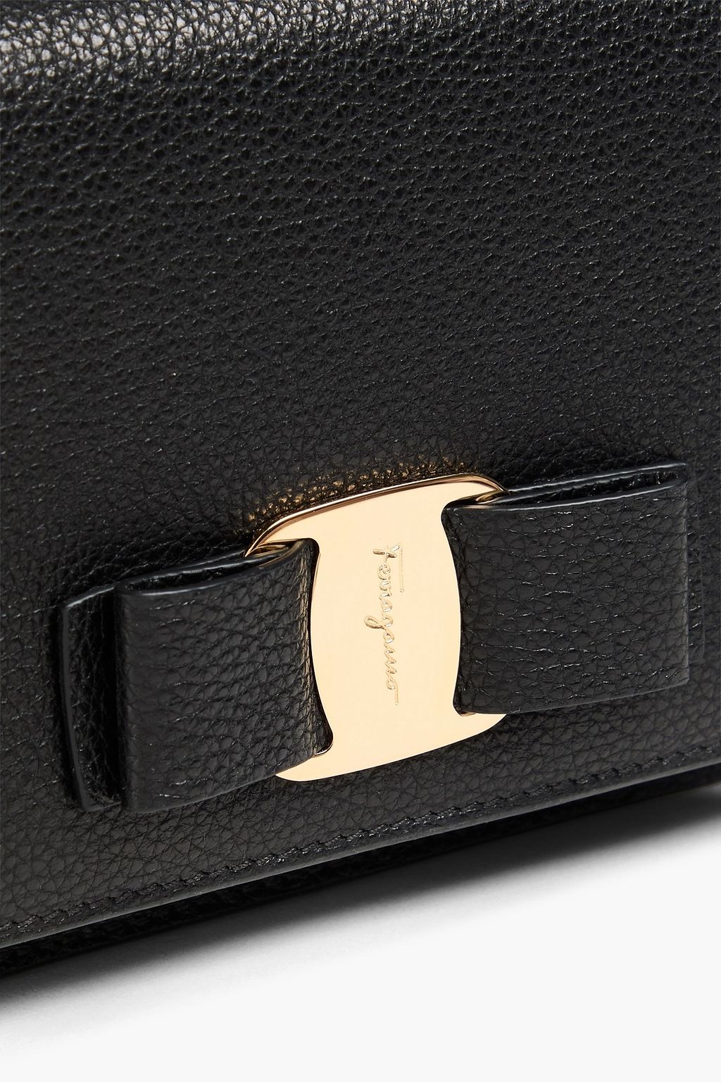 FERRAGAMO حقيبة كروس بودي "فيرا" من الجلد المُحبّب مزينة بربطة على شكل فراشة
