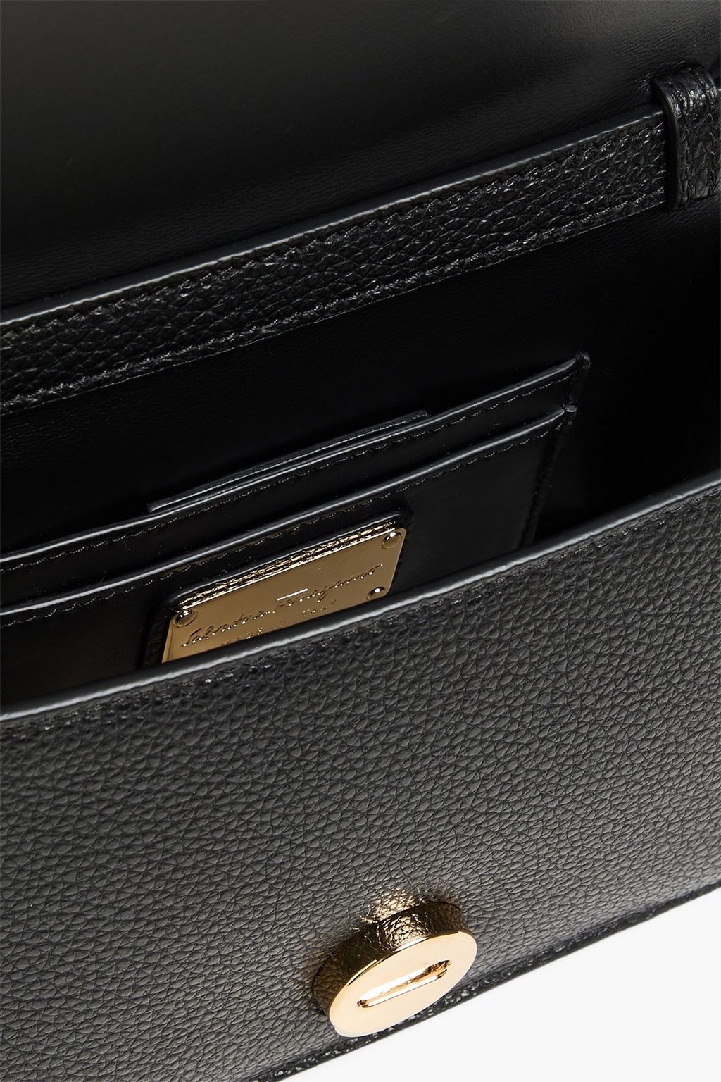 FERRAGAMO حقيبة كروس بودي "فيرا" من الجلد المُحبّب مزينة بربطة على شكل فراشة