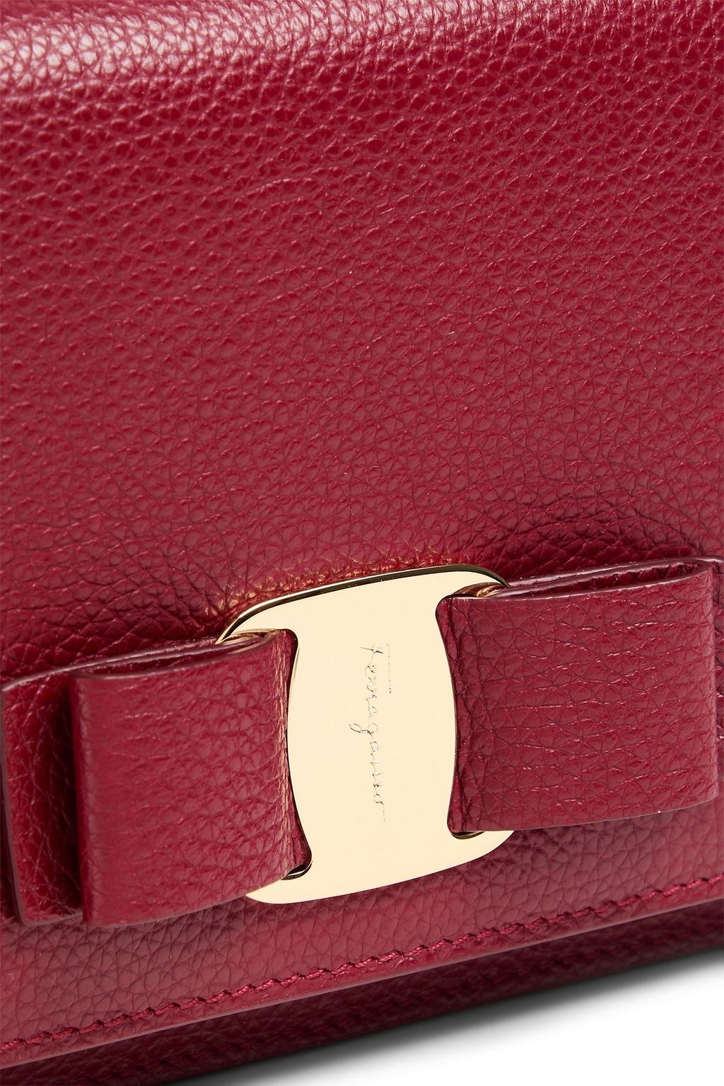 FERRAGAMO حقيبة كروس بودي "فيرا" من الجلد المُحبّب مزينة بربطة على شكل فراشة