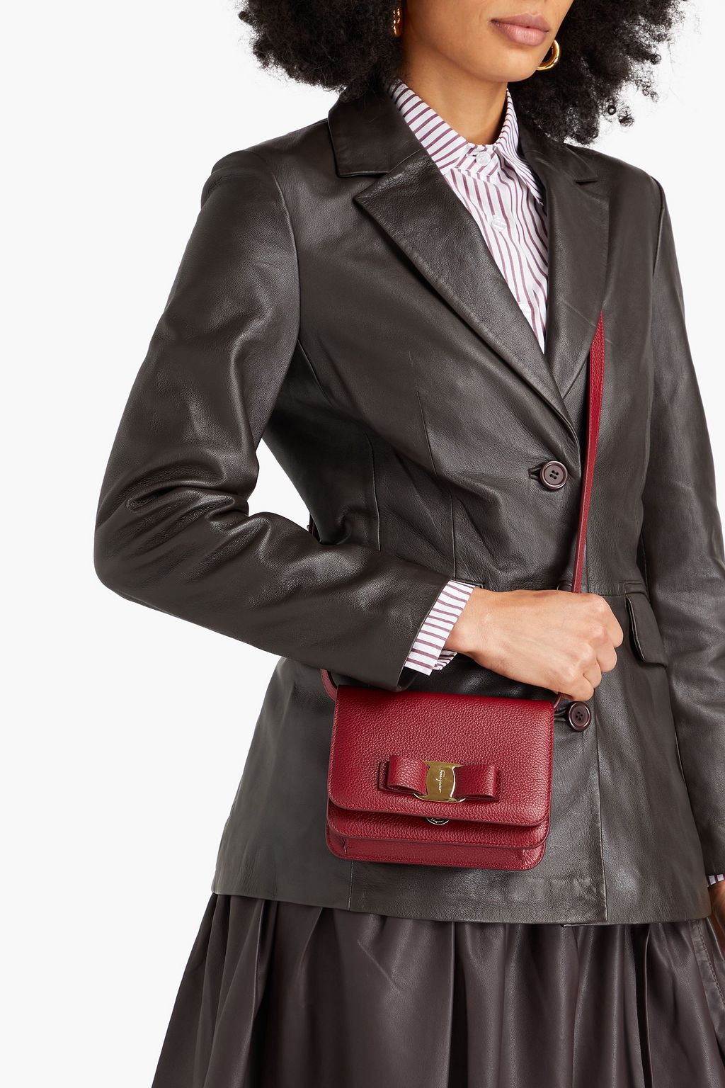 FERRAGAMO حقيبة كروس بودي "فيرا" من الجلد المُحبّب مزينة بربطة على شكل فراشة