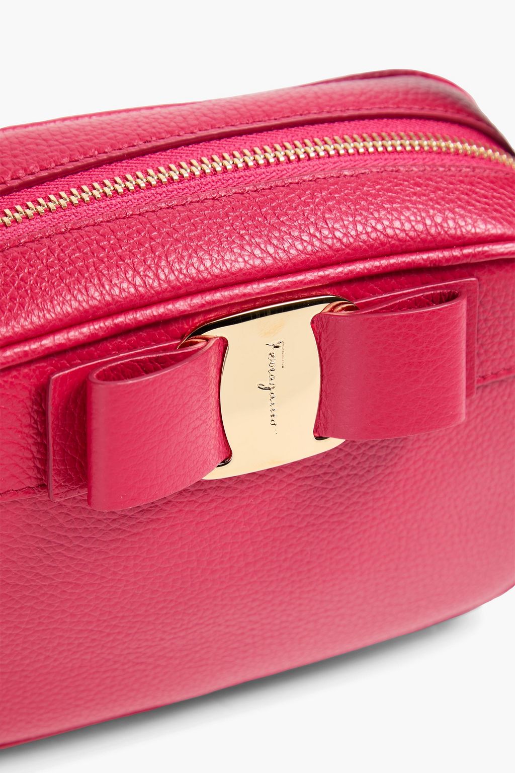 FERRAGAMO حقيبة كروس بودي "فيرا" من الجلد المُحبّب مزينة بربطة على شكل فراشة