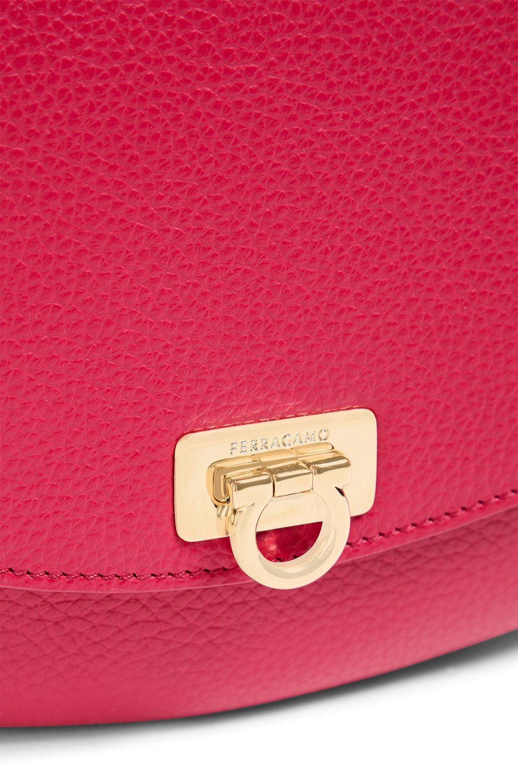 FERRAGAMO حقيبة كروس بودي من الجلد المُحبّب مناسبة للسفر