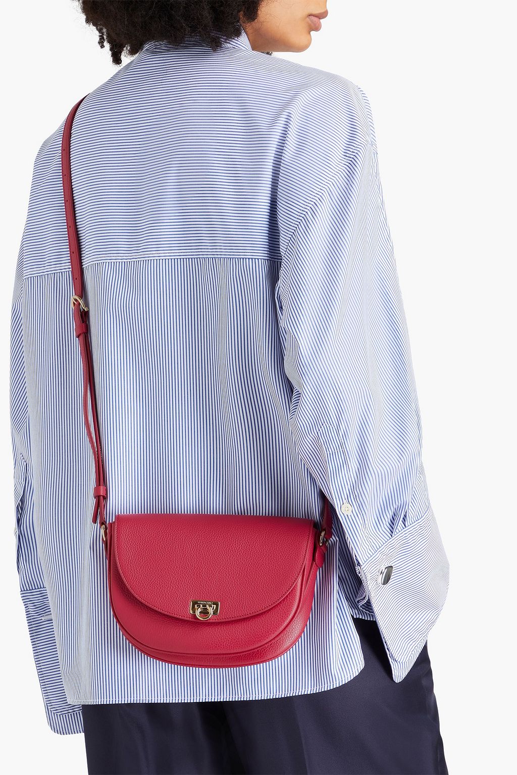 FERRAGAMO حقيبة كروس بودي من الجلد المُحبّب مناسبة للسفر