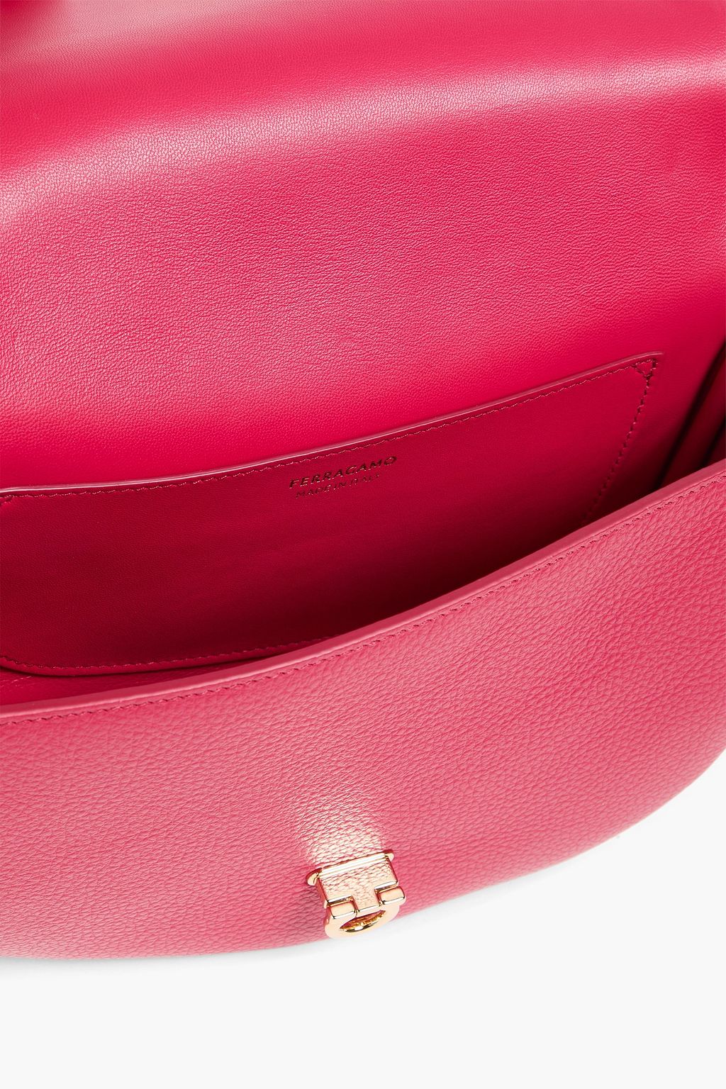 FERRAGAMO حقيبة كروس بودي من الجلد المُحبّب مناسبة للسفر