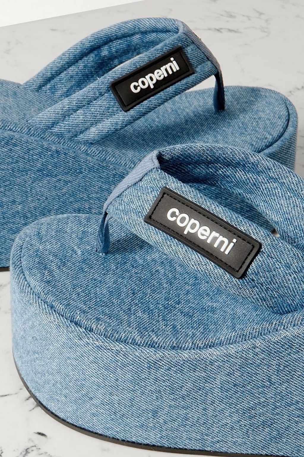 COPERNI デニム ウェッジトングサンダル ロゴアップリケ付き