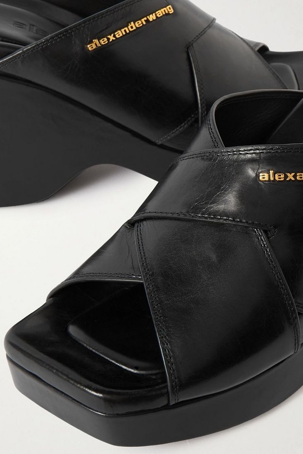 ALEXANDER WANG صندل Float من الجلد المتشقّق مع زركشة بنعل بلاتفورم