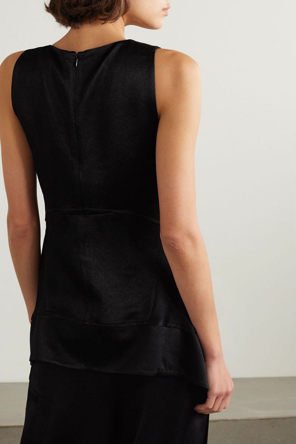 PROENZA SCHOULER PSWL بلوزة "ليز" من ساتان كريب بتصميم بقصّة غير متماثلة