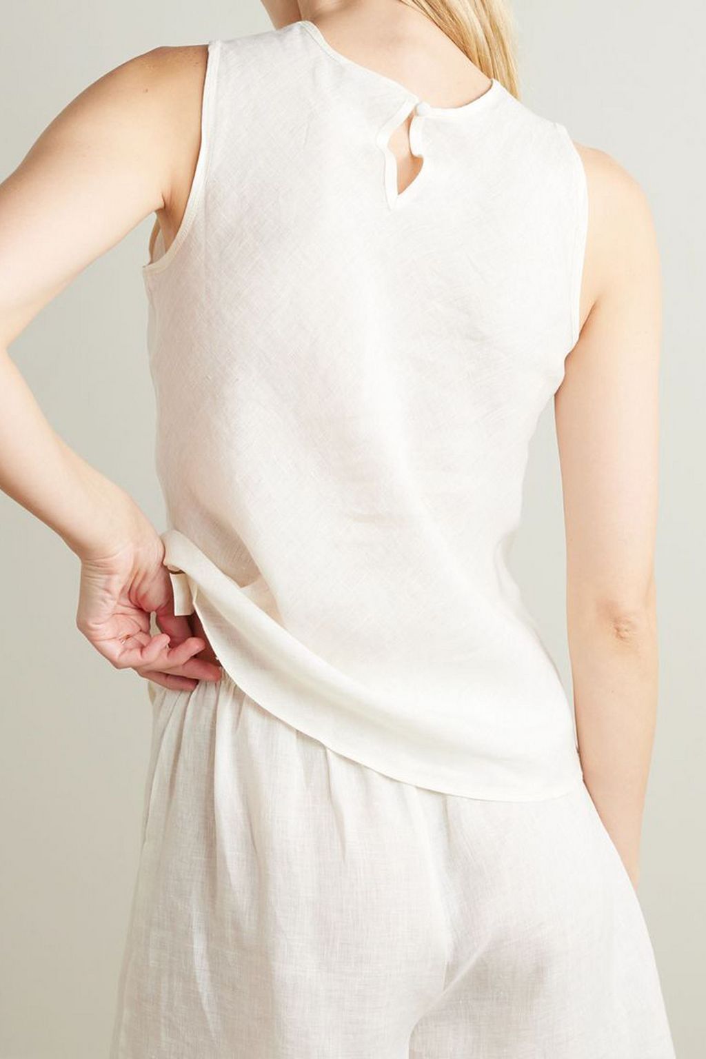 BASERANGE Cutout linen tank